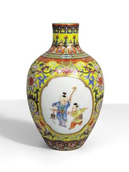 清乾隆 琺瑯彩黃地開光嬰戲圖瓶
