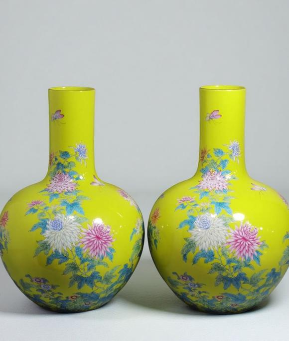 東京蕓術(shù)清雍正  黃地粉彩菊花蝴蝶紋天球瓶