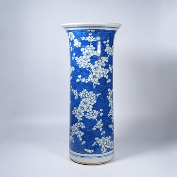 青花留白花卉紋帽筒