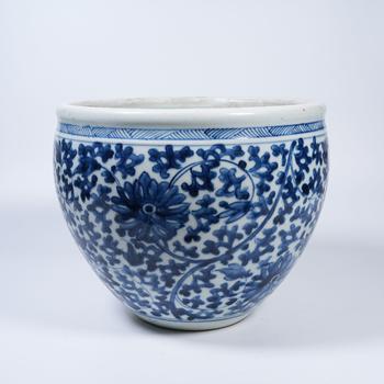 青花纏枝花卉紋案缸