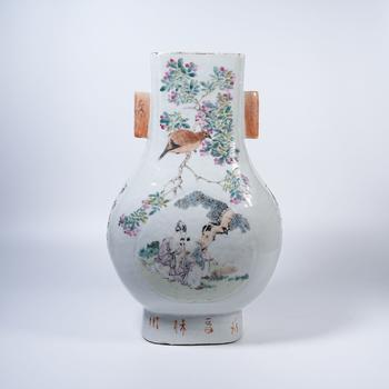 粉彩花鳥紋貫耳瓶
