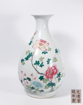 粉彩花蝶紋玉壺春瓶