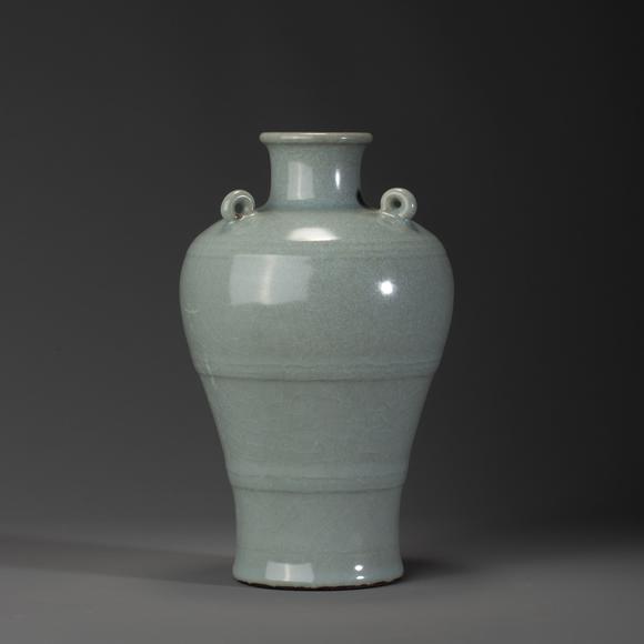 金澤美術(shù)青釉旋紋三系梅瓶