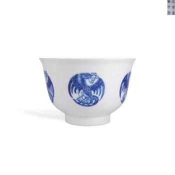 Qing Kangxi blue-and-white group phoenix-patterned hand-pressing cup | 清康熙 青花團(tuán)鳳紋壓手杯
