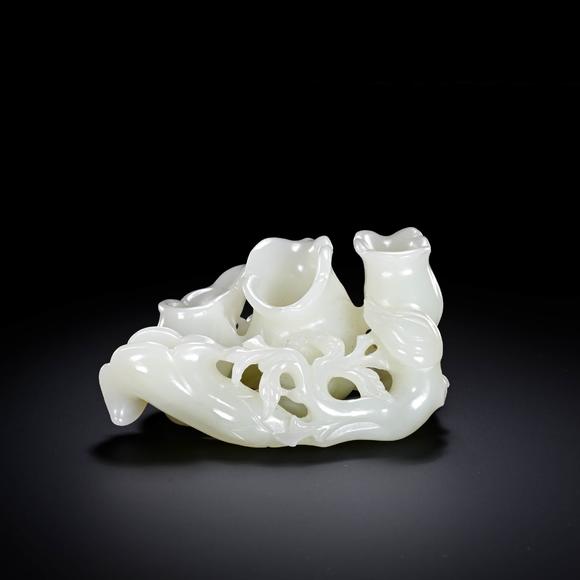 Cascade'sHetian jade morning glory in Qing dynasty. | 清代 和田玉喇叭花。