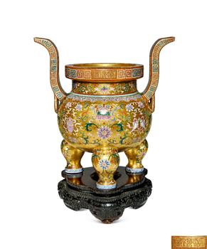 清乾隆  御制金地粉彩番蓮八吉祥紋朝天耳三足爐（配蓋、座）