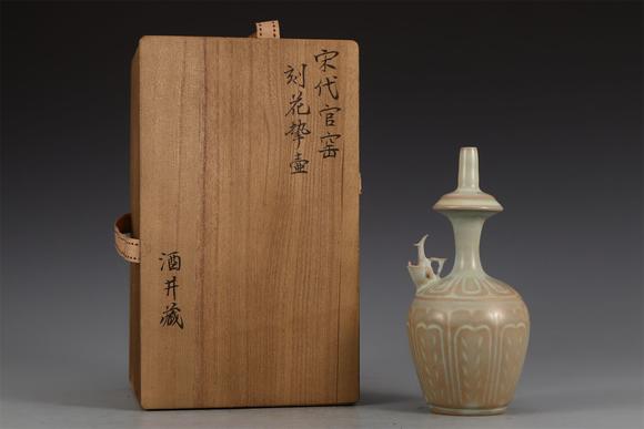 東京國(guó)際拍賣宋代 官窯刻花執(zhí)壺