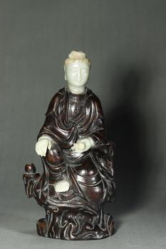 清代 紫檀嵌白玉自在觀音造像