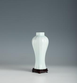 曉芳窯 官釉稜線瓶含座