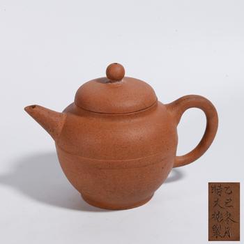 紫砂執(zhí)壺