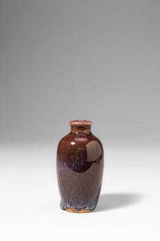 Mid Qing Dynasty, Ca. 18th century AD. >
A porcelain snuff bottle of ovoid form with a short, sli