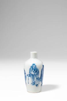 Qing Dynasty, Ca. AD 1644 - 1912. >
A porcelain snuff bottle of elegant ovoid form with a short c