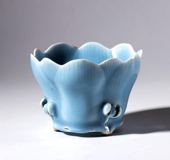A blue-glazed porcelain cup in the shape of a magnolia flower. China, 20th century.