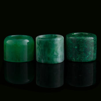 清代 料器、獨(dú)山玉、廣綠玉扳指三個(gè)  A Chinese glass and two jade archer's rings