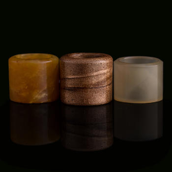 清代 瑪瑙及料器扳指三個  Two Chinese agate and a glass archer's ring