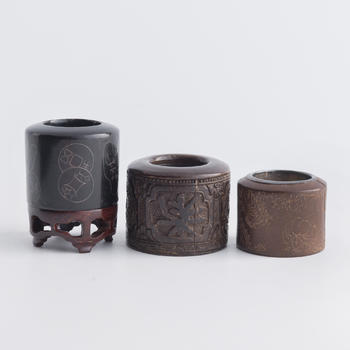 清代 各式扳指三個（附木座）  Three assorted Chinese archer's rings
