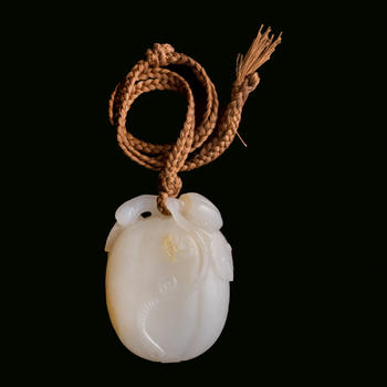 十八世紀 白玉留皮瓜果掛墜  A Chinese white jade pendant of melons with russet skin