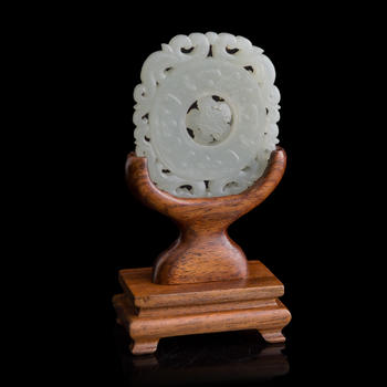 十八世紀 白玉轉(zhuǎn)心佩（附木座）  A Chinese carved white jade rotating-center pendant