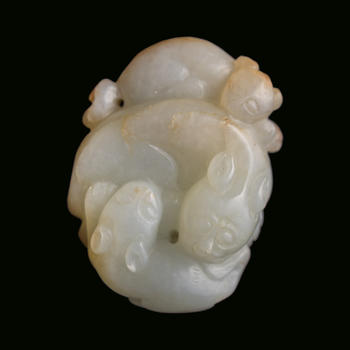 十八/十九世紀(jì) 玉雕三獾掛墜  A Chinese carved jade pendant of three badgers