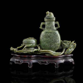 十九世紀(jì)早 碧玉雕瓶盒擺件（附原配硬木座）  A Chinese carved spinach jade scholar's set