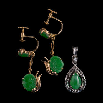金屬鑲翡翠耳環(huán)一對(duì)及金屬鑲翡翠吊墜  A pair of Chinese jadeite-set metal earrings and a pendant