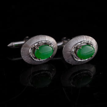 金屬鑲翡翠袖扣一對(duì)  A pair of Chinese jadeite-set white metal cufflinks