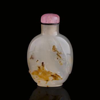 十八世紀晚 瑪瑙巧雕牧牛圖鼻煙壺  A Chinese carved agate 'ox-herding' snuff bottle