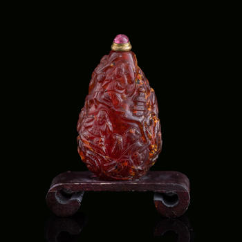 十九世紀 琥珀鼻煙壺（附座）  A Chinese amber 'figural' and 'landscape' snuff bottle