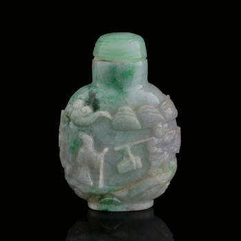 十九世紀 翡翠雕松下高仕鼻煙壺  A Chinese jadeite 'scholar beneath pine tree' snuff bottle
