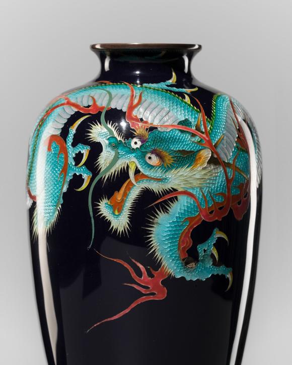 Galerie ZackeA LARGE AND IMPRESSIVE CLOISONNé ENAMEL GINBARI ‘DRAGON’ VASE, ATTRIBUTED TO THE WORKSHOP OF KUMENO TEITARO