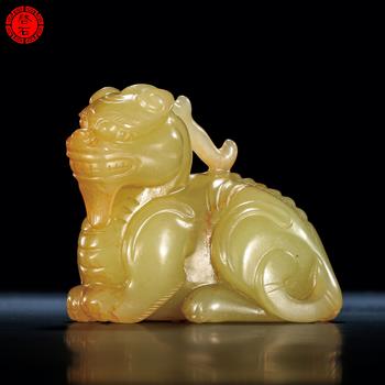 清 圓雕黃玉瑞獸（帶木座）