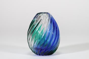 Vase en verre de Murano à décor torsadé polychrome bleu, vert et blanc, signé Archimede Seguso.
Etat : Bon
Hauteur : 12 cm 
Diamétre : 10 cm
Poids