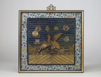 Carreau de mandarin brodé, Chine, XVIIIe siècle.
Important panneau textile brodé en soie polychrome et fils métalliques représentant un oiseau sacré