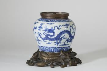 Pot en porcelaine bleu et blanc, Chine, à décor de dragons évoluant parmi les nuées, encadré de frises géométriques stylisées. La base porte une marqu