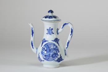 Théière en porcelaine bleu et blanc, Chine, de forme balustre à long bec verseur, décorée de phénix déployés parmi des nuées stylisées et motifs ruyi.