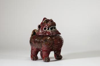 Br?le-parfum couvert en grès vernissé rouge sang-de-b?uf, Chine, de forme d’un lion bouddhique stylisé reposant sur quatre pieds, le couvercle ajouré
