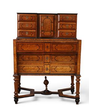 Cabinet liégeois en placage de ronce et marqueterie, époque XVIIIe siècle.
Important cabinet d’apparat en deux corps ouvrant par de nombreux tiroirs
