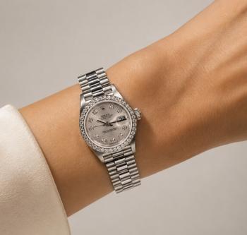 Montre Rolex Oyster Perpetual Datejust Lady en acier, lunette sertie de diamants et cadran à index diamantés
Etat : Bon
Hauteur : 8 cm 
Diamétre :