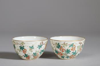 Chine, paire de petits bols en porcelaine de la famille rose à décor finement émaillé de rinceaux feuillagés, pampres de vigne et grappes de raisin en
