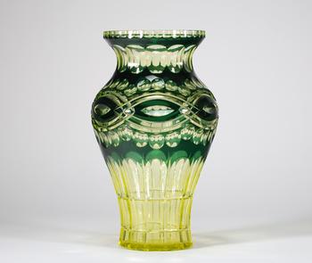 Val Saint Lambert, important vase en cristal taillé et doublé vert uranium, à décor richement facetté de larges godrons, cabochons et motifs géométriq