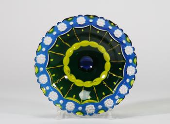 Val Saint Lambert, rare coupe en cristal taillé et triplé bleu et vert, uranium, à décor riche de pointes de diamant, facettes rayonnantes et frise de