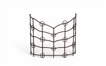 Pare-étincelles en fer forgé — Circa 1900
Structure grillagée incurvée, tiges ondulées ornées d'anneaux et perles forgés à la main. Travail artisana