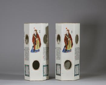 CHINE – XIXe SIèCLE Paire de vases porte-chapeaux en porcelaine de la famille rose de forme polygonale, décorés en émaux polychromes de personnages i