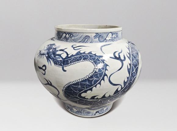 中信國(guó)際明  青花雲(yún)龍紋大罐