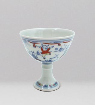 明  鬥彩嬰戲高足杯