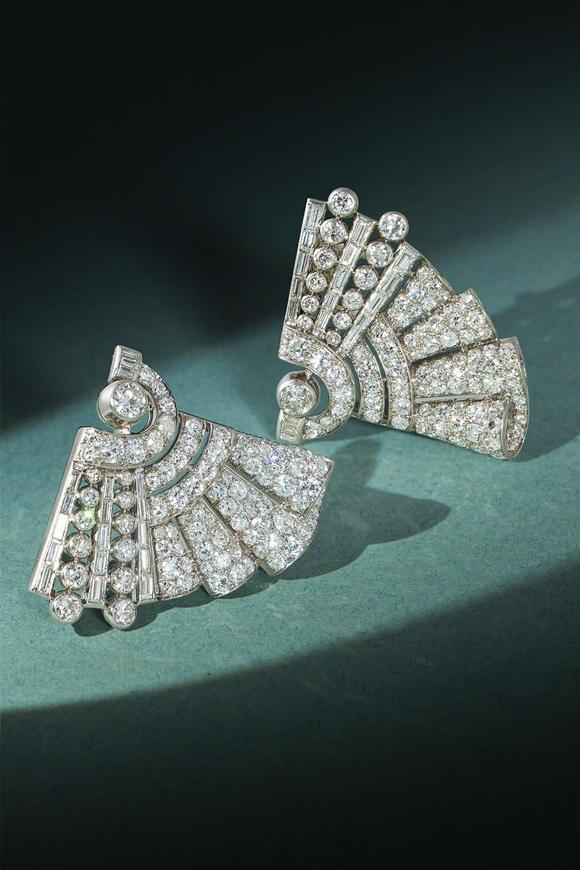 DreweattsA FRENCH ART DECO DIAMOND DOUBLE-CLIP BROOCH