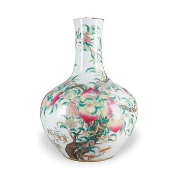 EINE GROSSE FAMILLE-ROSE-VASE MIT DER DARSTELLUNG VON NEUN PFIRSICHEN