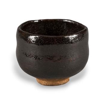 EINE RAKU-CHAWAN (TEESCHALE)