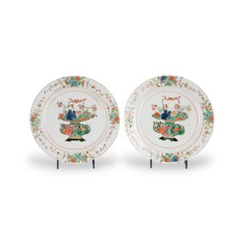 PAAR FAMILLE-VERTE-TELLER MIT BLUMENKORBDARSTELLUNG