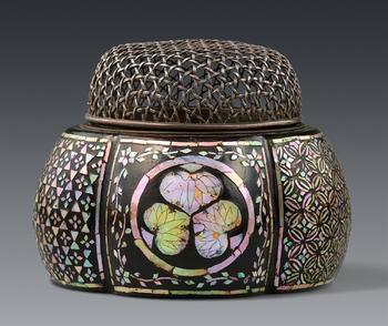 A mother-of-pearl inlaid black lacquer incense burner. Edo period (1603 - 1868)